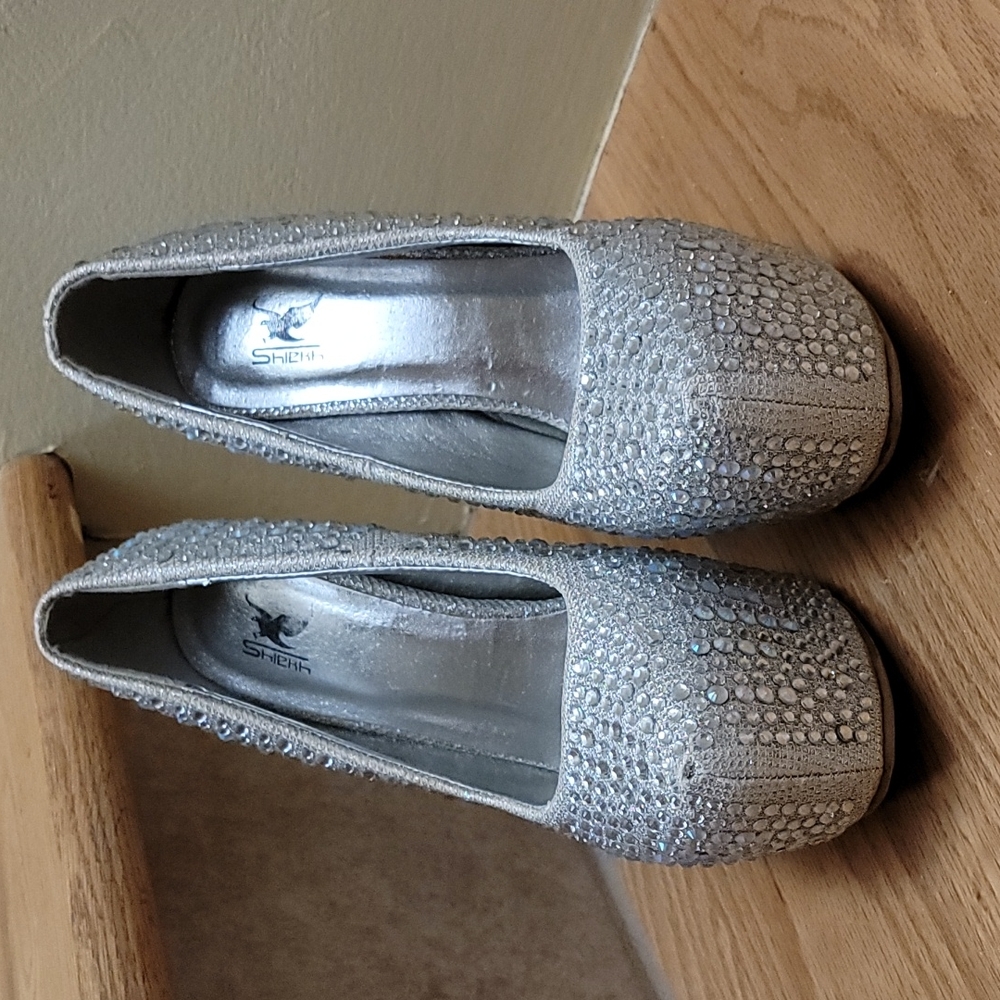 Full rhinestone size 6 platform heels